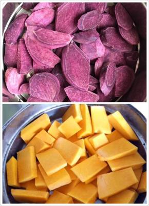 将紫薯、红薯、南瓜洗净后切片放入蒸锅里大火蒸25分钟