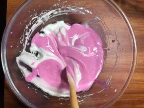 翻拌搅匀，然后再倒入剩余蛋白中，前后划拉，边划拉边转动盆子，一圈后，抄底刮盆底，翻上来，再继续两次左右，差不多可以搅匀，不可以过度搅拌，否则会消泡。