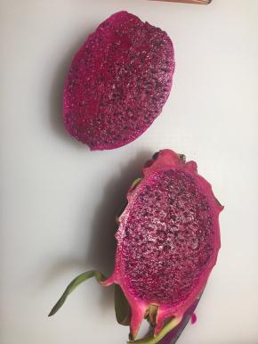 准备半个火龙果，去皮