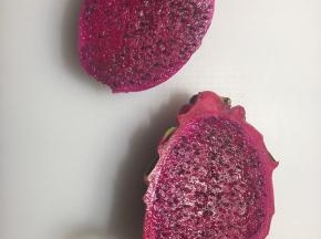准备半个火龙果，去皮