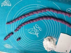 取适量揉好的紫薯团，搓成长条后切小段（或者成圆），再撒上少许木薯粉防止粘连