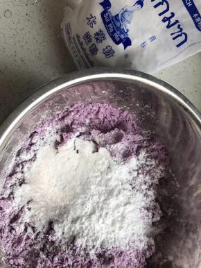 把蒸好的紫薯、红薯、南瓜弄成泥，每份加入木薯粉150克后和成团