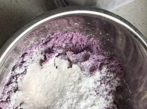 把蒸好的紫薯、红薯、南瓜弄成泥，每份加入木薯粉150克后和成团