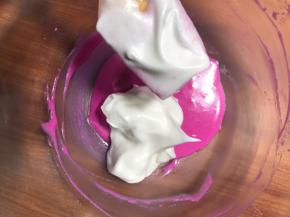 取三分之一蛋白放火龙果糊中