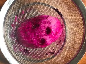 在滤网上来回摩擦，能够滤出汁水