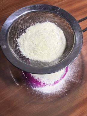 过筛到火龙果糊中