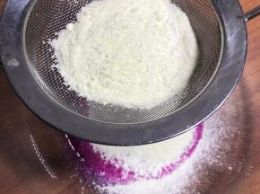 过筛到火龙果糊中