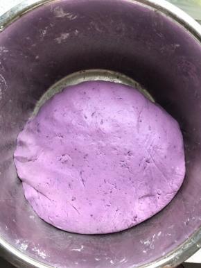 因为紫薯含水量少，在和团的时候加入适量的水会比较容易一些