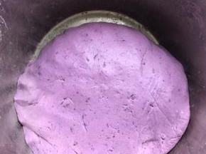 因为紫薯含水量少，在和团的时候加入适量的水会比较容易一些