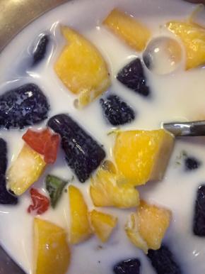 煮好的芋圆里加入自己喜欢的芒果肉粒、西米、龟苓膏、西瓜粒等等，再倒入椰汁，一碗Q弹软糯的椰汁水果芋圆就完成了。