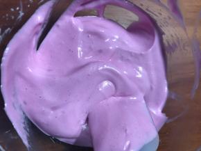 拌匀的面糊流动性差，如果特别稀，那么就是消泡了