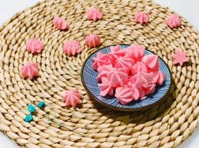 火龙果溶豆比起酸奶溶豆更容易消泡，花纹不太明显也是正常的。