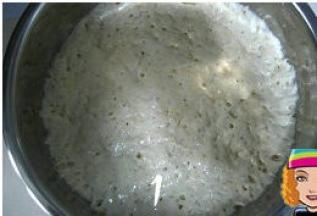 速溶酵母用少许清水化开，再跟酵头其他材料混合，放温暖处发酵至膨胀后回落，面团内部组
   织呈蜂窝状；