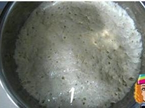 速溶酵母用少许清水化开，再跟酵头其他材料混合，放温暖处发酵至膨胀后回落，面团内部组
   织呈蜂窝状；