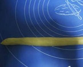 取一面团搓成长条状；