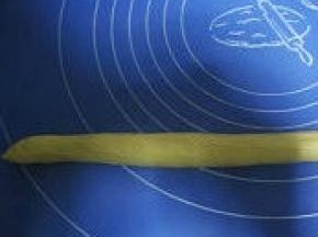 取一面团搓成长条状；