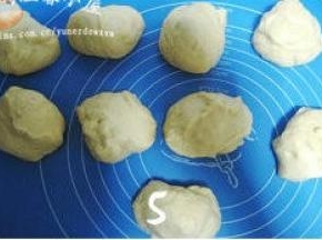 取出面团排气，分割成九等份