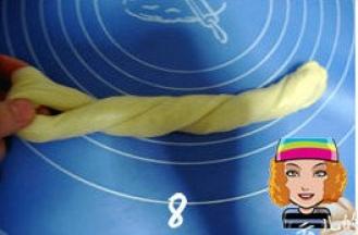 左手固定住对折地方，右手捏住另一端面团向外拧成麻花状，然后相接的部分塞进左手固定住的圆圈中。