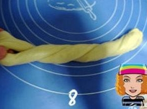 左手固定住对折地方，右手捏住另一端面团向外拧成麻花状，然后相接的部分塞进左手固定住的圆圈中。