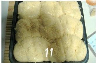 表面刷蛋液，撒上油酥粒(没有可不放）；