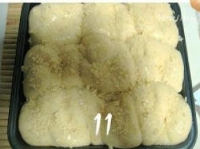 表面刷蛋液，撒上油酥粒(没有可不放）；
