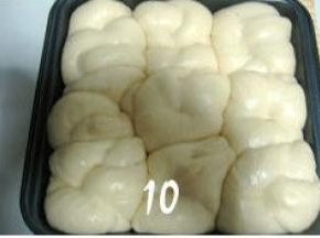 盖上保鲜膜，发酵至满模