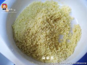 油酥料做法:
低粉+糖粉+奶粉混合均匀，加入软化的黄油，用手搓成细粒状，放冰箱冷箱备用。
用不完的油酥粒装入保鲜袋，放冰箱冷藏下回再用就行