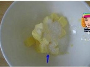 黄油切小块室温软化，与糖拌匀；