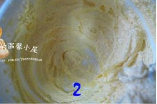 用电动打蛋器将黄油打发至体积膨大，打发的黄油羽毛状，颜色变浅；