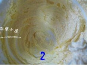用电动打蛋器将黄油打发至体积膨大，打发的黄油羽毛状，颜色变浅；
