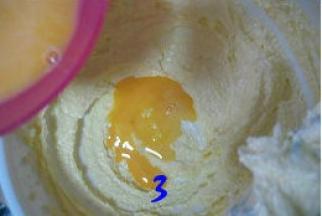分次将蛋液加入到打发的黄油中，搅打均匀；