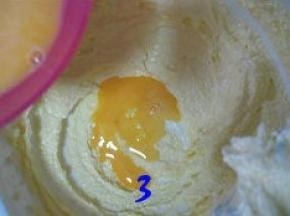 分次将蛋液加入到打发的黄油中，搅打均匀；