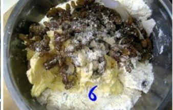 低粉、泡打粉混合均匀，与葡萄干一起加入到打发的黄油中；