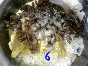 低粉、泡打粉混合均匀，与葡萄干一起加入到打发的黄油中；