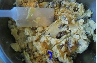 用橡皮刮刀（没有刮刀就用饭铲也行）把所有材料翻拌均匀；