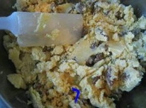 用橡皮刮刀（没有刮刀就用饭铲也行）把所有材料翻拌均匀；