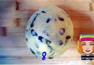 把面抓捏成团，不可过度揉搓，以免面团起筋；