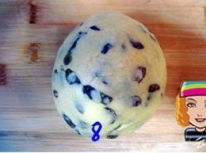 把面抓捏成团，不可过度揉搓，以免面团起筋；