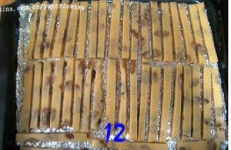 排入烤盘，每条饼干间留出缝隙；烤箱预热200度，中层，烤18分钟。温度和时间视自家烤箱情况来掌握。