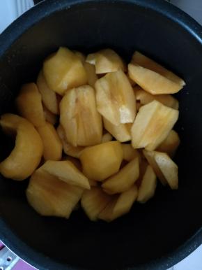 黄桃切块去核。