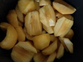黄桃切块去核。