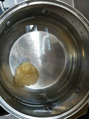 清水加冰糖煮十分钟，煮至冰糖融化。