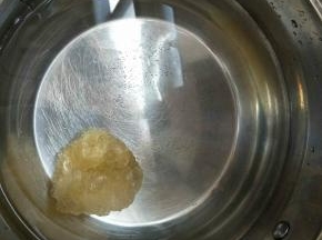 清水加冰糖煮十分钟，煮至冰糖融化。
