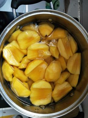 放入黄桃再煮5分钟即可。