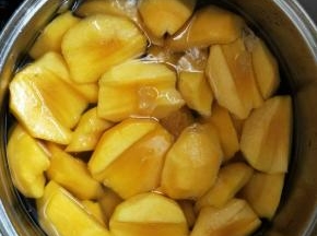 放入黄桃再煮5分钟即可。