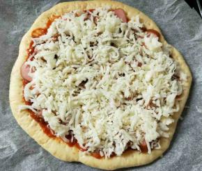 表面铺上厚厚的马苏里拉芝士。