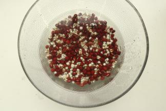 薏米和红豆洗净提前浸泡一下，如果预约的话就不用泡了，直接洗净就行。