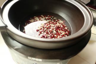 食材放入砂锅里。