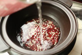 加入足量的水，这款砂锅主要是用来炖菜的，熬粥要选择煲汤程序，火力小，不会溢锅，我大约加了2/3多一点的。