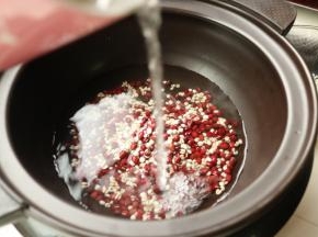加入足量的水，这款砂锅主要是用来炖菜的，熬粥要选择煲汤程序，火力小，不会溢锅，我大约加了2/3多一点的。